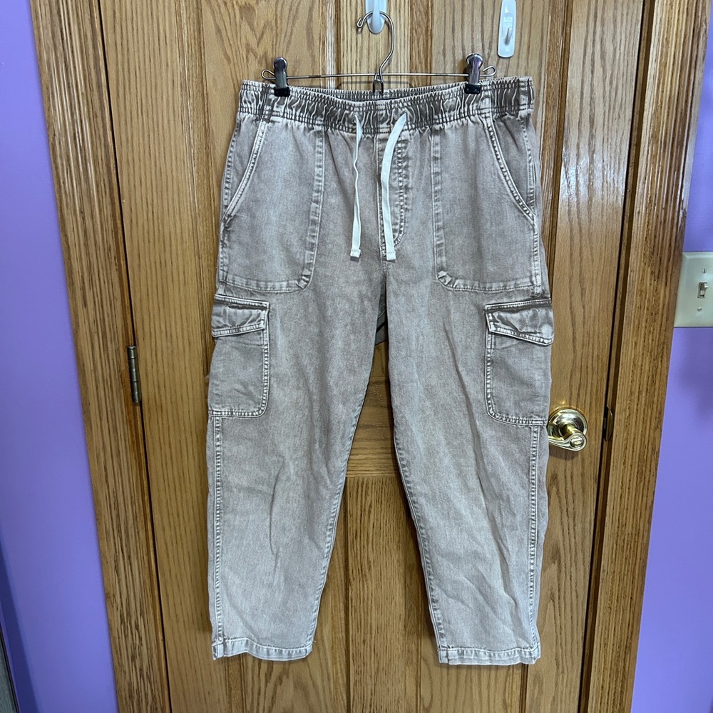 GAP women’s Beige Cargo Pants